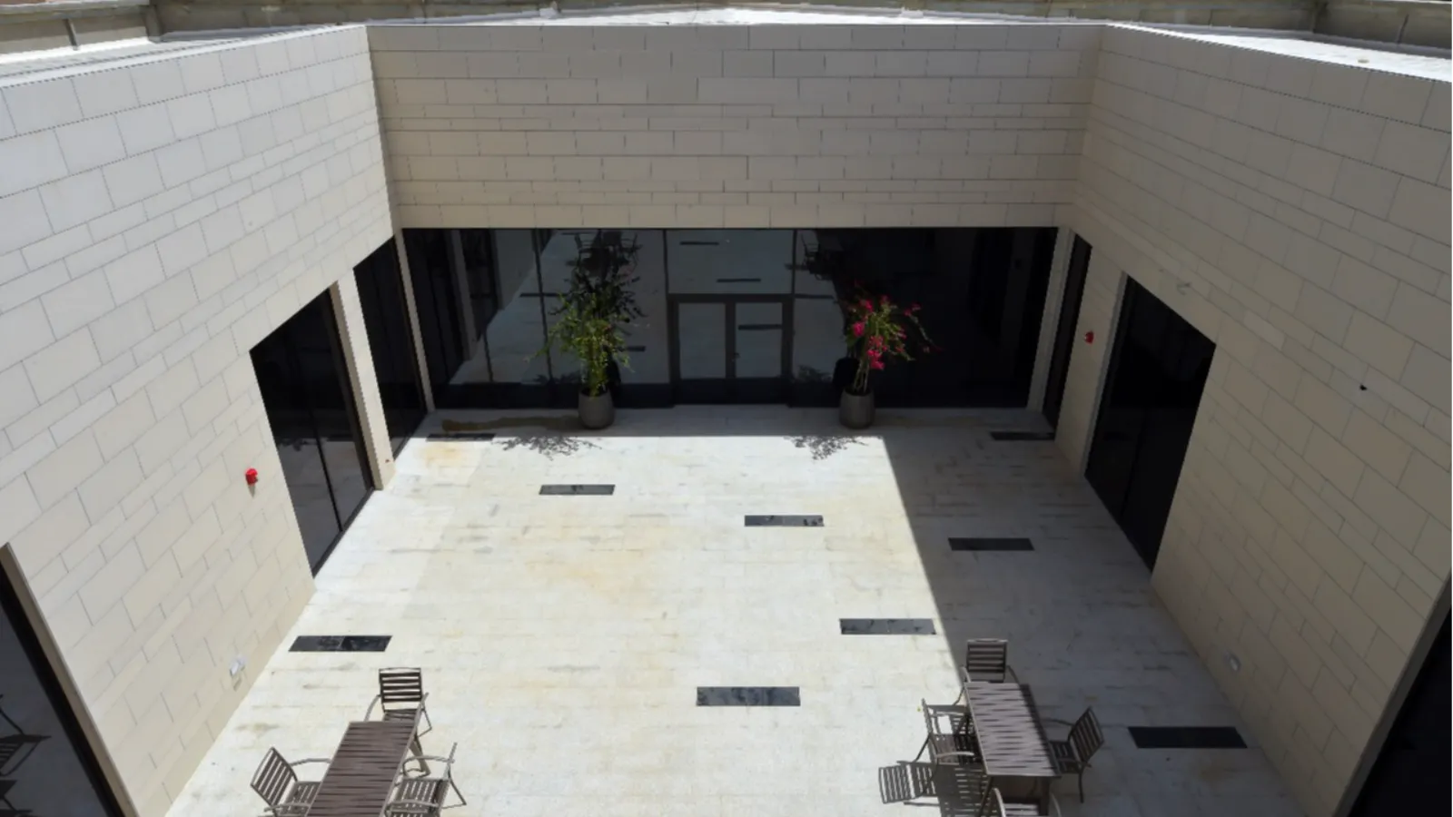 Harmonious interior courtyards and transparent connections